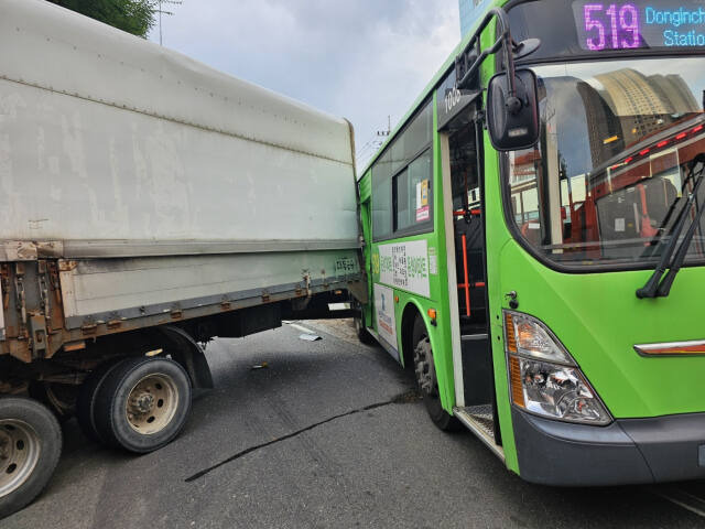 16일 오후 5시47분께 일어난 마을버스와 화물차 교통사고 현장. 인천 중부경찰서 제공