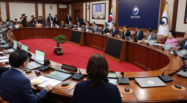 Prime Minister Han Duck-soo speaks during a Cabinet meeting at the Government Complex in Jongno-gu, Seoul, on August 13. [Photo by Yonhap]