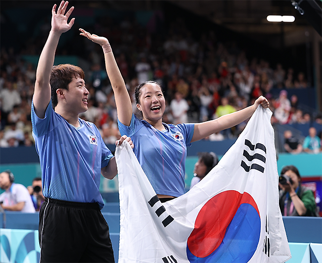 임종훈-신유빈 조가 제33회 프랑스 파리하계올림픽 탁구 혼합복식 동메달 획득 후 기뻐하고 있다. 사진=연합뉴스 제공