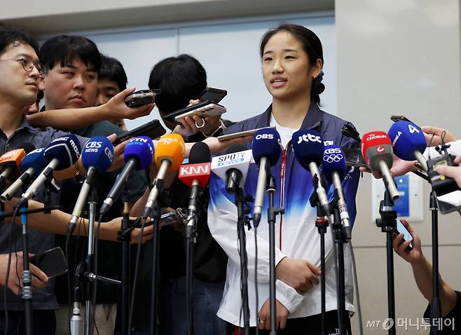 [인천공항=뉴시스] 홍효식 기자 = 2024 파리 올림픽 배드민턴 여자 단식에서 금메달을 획득한 안세영 선수가 7일 오후 인천국제공항 제2여객터미널을 통해 귀국한 뒤 취재진 질문에 답하고 있다. 2024.08.07. yesphoto@newsis.com /사진=홍효식