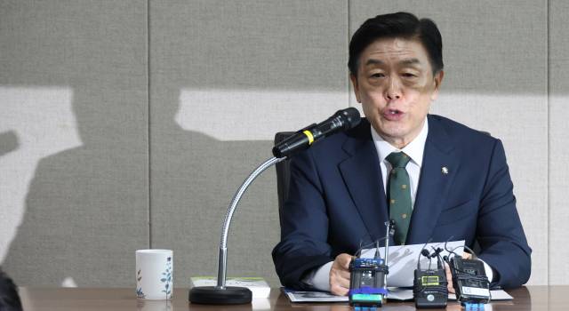 ▲김형석 독립기념관장이 12일 서울지방보훈청에서 뉴라이트 성향 논란 관련 기자회견을 하고 있다. ⓒ연합뉴스