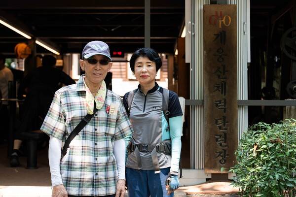 단골 이용객 김진국씨(왼쪽)와&nbsp;홍태경씨(오른쪽)