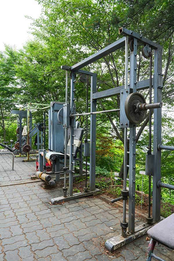 비 막는 지붕이 없어 녹슨 기구가 많다.