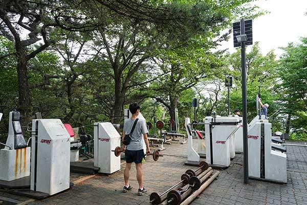 중앙에는 독특한 형태의 기구가 있다.