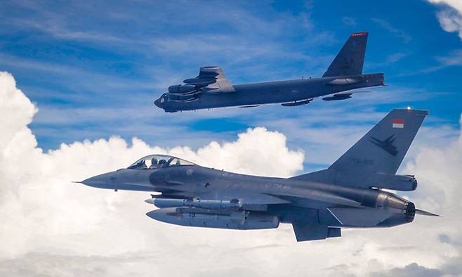 인도네시아 공군 F-16 전투기가 미 공군 B-52H 폭격기와 함께 비행하고 있다. 미군 제공