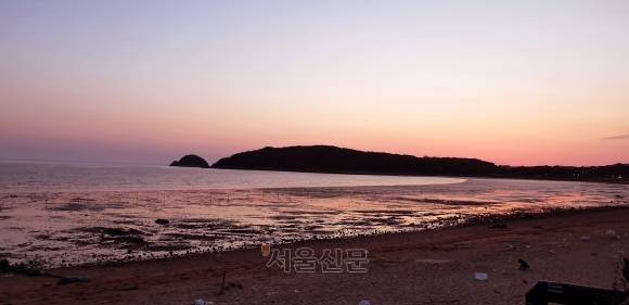 일몰 명소인 마시안 해변에서는 광활한 바다와 갯벌을 붉은빛으로 물들이는 황홀한 일몰을 감상할 수 있다.  조현석 기자