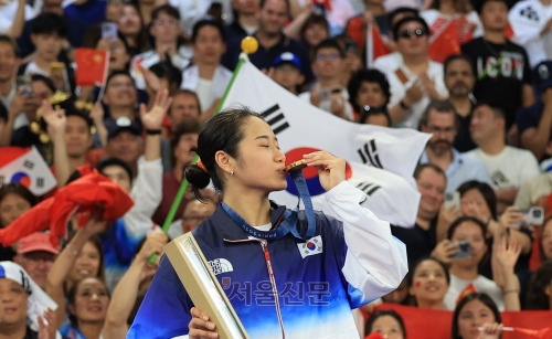 8월 5일 파리 라샤펠 아레나에서 열린 2024 파리올림픽 배드민턴 여자 단식 결승전에서 안세영이 시상식에서 금메달에 뽀뽀하고 있다. 파리 박지환 기자