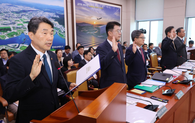 16일 오전 서울 여의도 국회에서 열린 교육위원회와 보건복지위원회의 ‘의과대학 교육 점검 연석 청문회’에서 이주호 부총리 겸 교육부 장관 등 증인들이 선서하고 있다. 연합뉴스