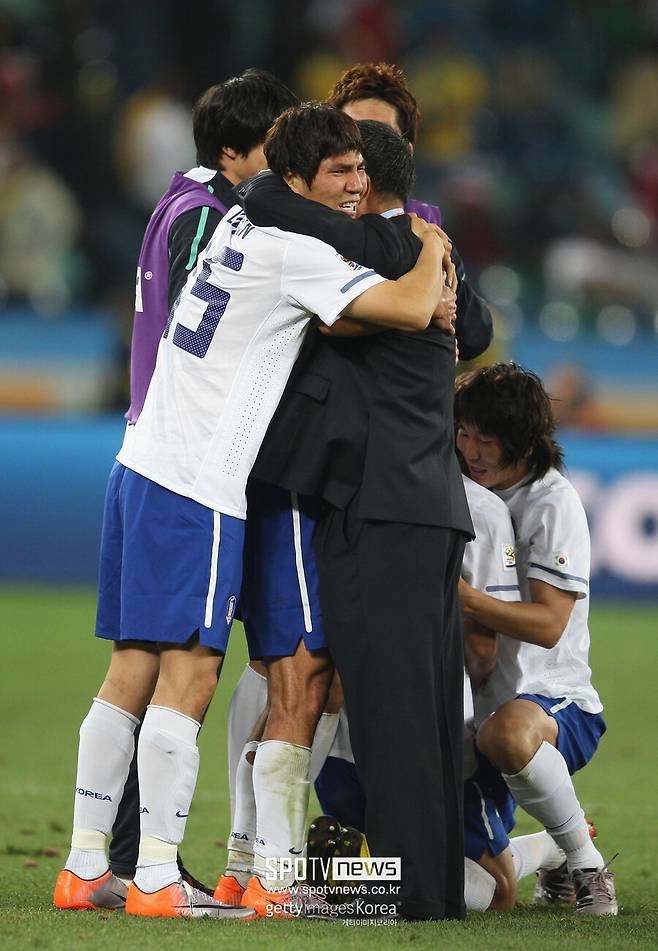 ▲ 홍명보 감독이 이끄는 대한민국 축구대표팀 코칭스태프가 확정됐다. 하지만 외국인은 여전히 협상 중이며 국내 코치진만 발표됐다. 박건하 전 수원삼성 감독, 김동진 홍콩 킷치FC 감독대행, 김진규 FC서울 전력강화실장을 대표팀 코치로 선임됐다. 홍명보 감독은 7월 8일에 선임됐는데 40일이 지나고 국내 코칭스태프만 확정됐다. 홍명보호는 11일 동안 대표팀에 차출된 선수들을 선별해 오는 26일 명단 발표를 해야 한다