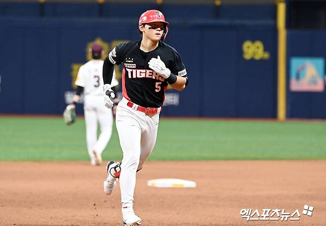 15일 오후 서울 구로구 고척스카이돔에서 열린 '2024 신한 SOL Bank KBO리그' KIA 타이거즈와 키움 히어로즈의 경기, 5회초 1사 1루 KIA 김도영이 투런홈런을 날린 후 그라운드를 돌고 있다. KIA 김도영은 최연소-최소경기 30-30을 달성했다. 고척, 김한준 기자