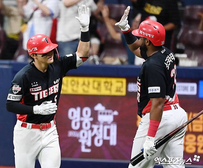 15일 오후 서울 구로구 고척스카이돔에서 열린 '2024 신한 SOL Bank KBO리그' KIA 타이거즈와 키움 히어로즈의 경기, 5회초 1사 1루 KIA 김도영이 투런홈런을 날린 뒤 소크라테스와 하이파이브를 하고 있다. 김도영은 이 홈런으로 30-30을 달성했다. 고척, 김한준 기자