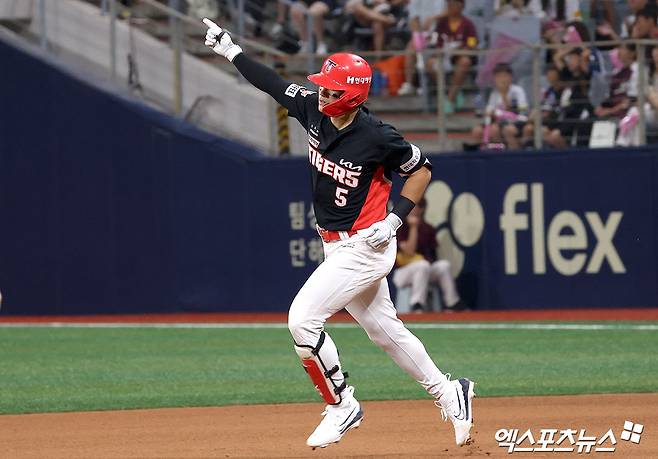 15일 오후 서울 구로구 고척스카이돔에서 열린 '2024 신한 SOL Bank KBO리그' KIA 타이거즈와 키움 히어로즈의 경기, 5회초 1사 1루 KIA 김도영이 투런홈런을 날리고 있다. 김도영은 2015년 에릭 테임즈(당시 NC 다이노스) 이후 9년 만에 KBO리그 역대 9번째 30홈런-30도루에 성공했다. 최연소 30홈런-30도루 기록까지 갈아치웠다.&nbsp;고척, 김한준 기자