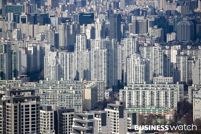 정부가 급등하는 서울 집값을 잡기 위해 개발제한구역(그린벨트) 해제 카드를 꺼내들었지만 서울 아파트값 상승세는 오히려 큰폭으로 상승하고 있다. 사진은 서울시 전경 모습./사진=이명근 기자 qwe123@