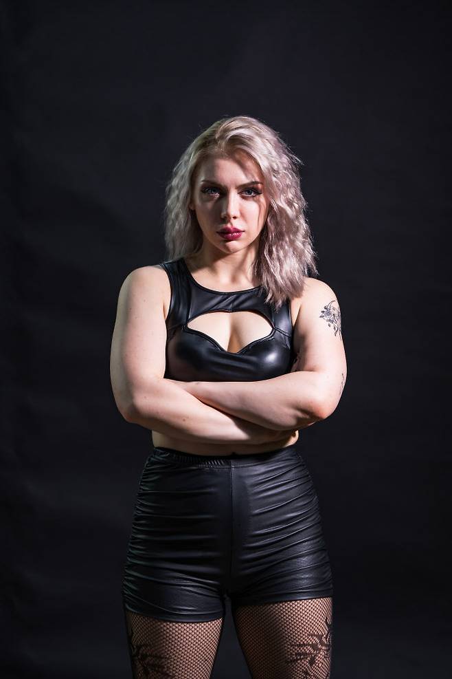 낮에는 상냥한 영어선생님, 밤에는 악당 프로레슬러로 변신하는 포이즌 로즈(본명 말로리 존스). 사진=PWS