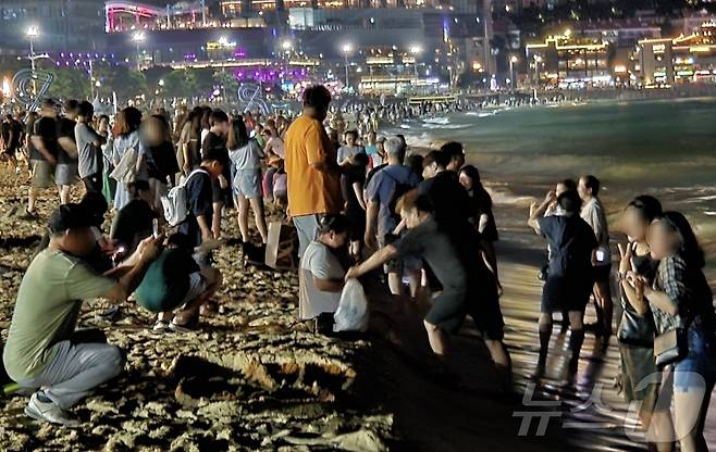 열대야가 23일째 이어진 17일 오후 부산 해운대해수욕장이 피서객들로 붐비고 있다.2024.8.17/ 뉴스1 ⓒ News1