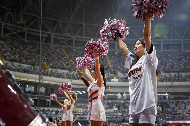 치어리더는 관중을 응원하는 직업이지만, 되려 관중에게 에너지를 받기도 한다. /이건송 영상미디어 기자