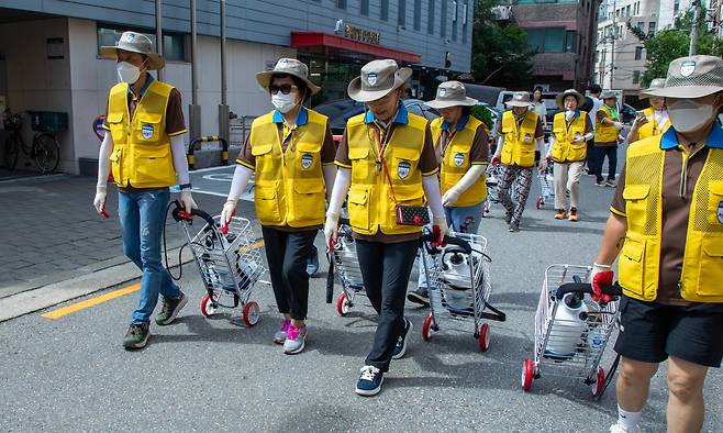 7월 26일 오후 서울 서초구 양재동 고인돌근린공원에서 주민들로 구성된 방역 요원들이 모기 방역 작업을 하기 위해 출발하고 있다. /조인원 기자