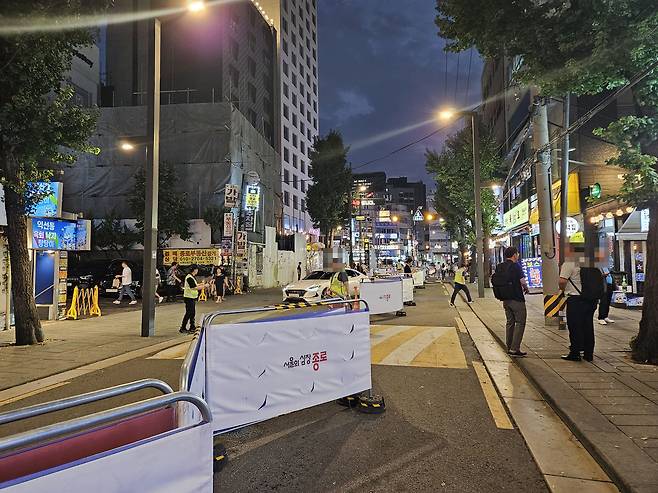 지난 13일 저녁 종로3가 포차거리 종로구청에서 차량 통제를 위해 설치한 바리케이트. /방재혁 기자