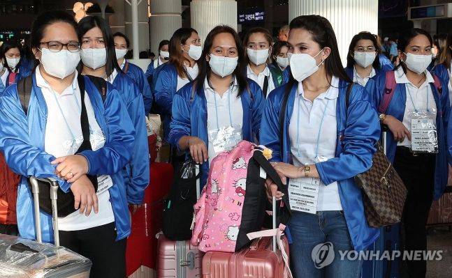 외국인 가사관리사 시범사업에 참여할 필리핀 노동자들이 지난 6일 인천국제공항을 통해 입국하고 있다.ⓒ연합뉴스