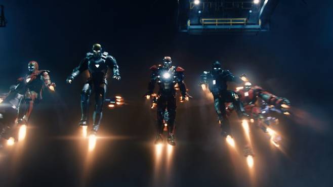 2013년 개봉한 영화 아이언맨3에서 적과 싸우기 위해 모인 다양한 아이언맨 슈트들이다. 이후&nbsp;영화에선 각 슈트의 여러 기능들이 하나의 슈트로 합쳐진다. 마블 제공