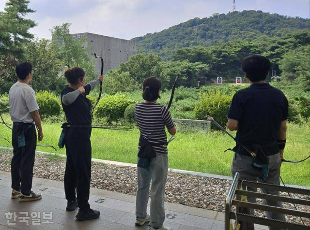 16일 오전 서울 중구의 한 궁도장. 한낮의 온도가 34도까지 올라간 이날에도 십여 명의 시민들이 활쏘기를 즐기고 있었다. 김태연 기자