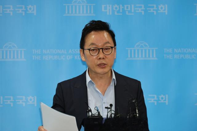 정봉주 더불어민주당 최고위원 후보가 12일 오전 서울 여의도 국회 소통관에서 기자회견을 열고 '이재명팔이' 세력에 대한 문제의식과 대응 계획을 밝히고 있다. 뉴시스