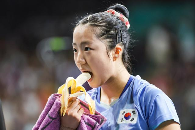 탁구 국가대표 신유빈이 지난 2일(현지시간) 프랑스 파리 사우스 파리 경기장에서 열린 2024 파리 올림픽 탁구 여자 단식 4강전 경기에 앞서 바나나를 먹고 있다. 파리=연합뉴스