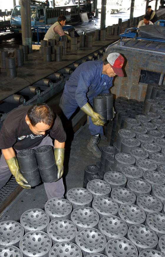 2003년 10월 서울 이문동 삼천리 연탄공장에서 직원들이 차에 연탄을 싣고 있다. [중앙포토]