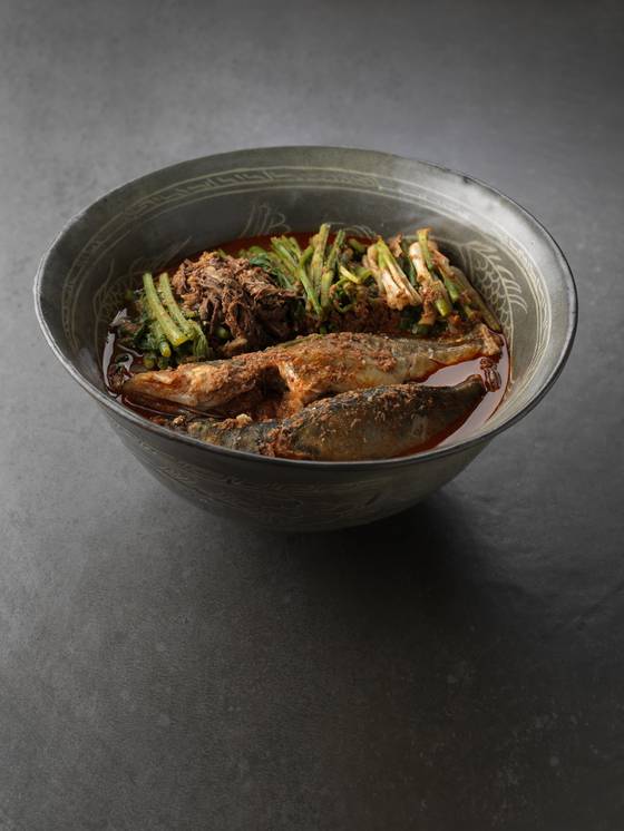 접시에 담은 민물생선. [사진 온지음]