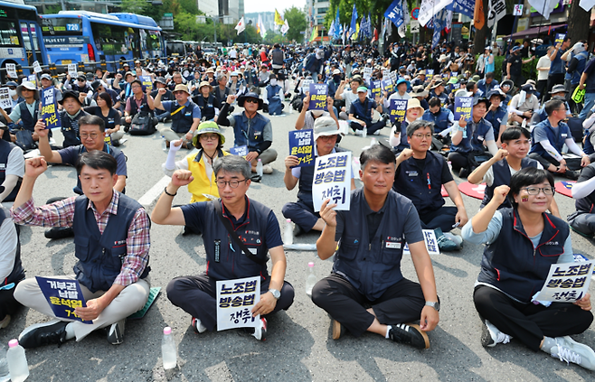 17일 오후 서울 광화문역 인근에서 열린노조법·방송법 쟁취! 8.17 거부권 거부 범국민 대회에서 참가자들이 구호를 외치고 있다. 2024.8.17 연합뉴스