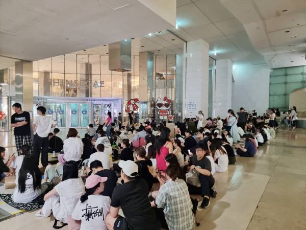 지난달 신세계백화점 센텀시티점에서 열린 ‘헬로키티 50주년 기념’ 팝업스토어에 입장하기 위해 백화점 개장 전부터 방문객들이 대기하는 모습. 신세계백화점 센텀시티점 제공