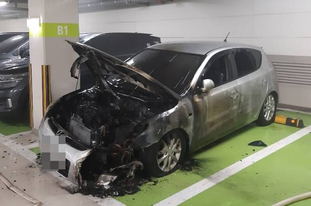 17일 오후 7시23분쯤 인천시 연수구 송도국제도시 한 아파트 지하주차장에 있던 차량에서 불이 나 엔진룸 등이 탔다. 인천소방본부 제공