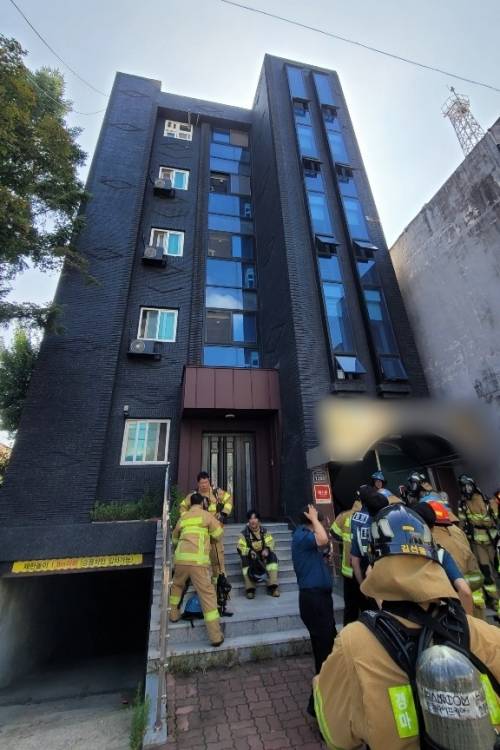 17일 오전 이천시 창전동의 한 모텔에서 화재가 발생해 1명이 심정지 상태로 긴급 이송됐다. 경기도소방재난본부 제공