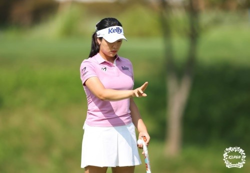 16번 홀에서 퍼팅 라인을 읽고 있는 윤이나. [사진=KLPGA]