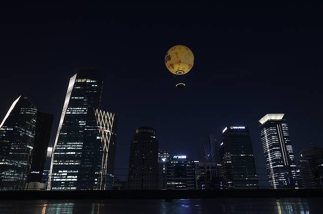 10일 오후 서울 영등포구 여의도공원에서 열린 서울달 개장식에서 서울달이 비행을 시작해 130m 상공에 올랐다. 마치 달처럼 보인다.[연합]