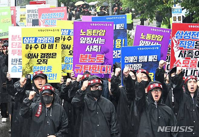 [화성=뉴시스] 김종택 기자 = 삼성전자 최대 노조인 전국삼성전자노동조합(전삼노)이 총파업에 돌입한 8일 경기도 화성시 삼성전자 화성사업장 정문 앞에서 총파업 결의대회에 참가한 조합원들이 구호를 외치고 있다. 2024.07.08. jtk@newsis.com