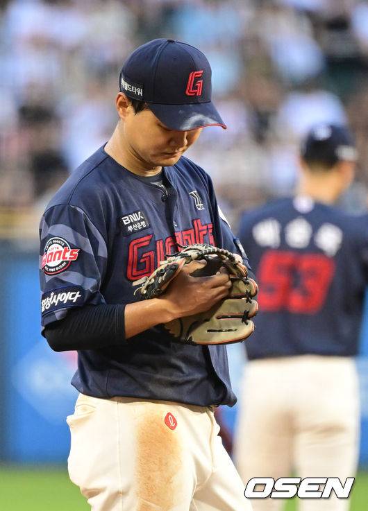 [OSEN=잠실, 김성락 기자] 15일 오후 서울&nbsp;잠실야구장에서&nbsp;'2024 신한 SOL Bank KBO리그' 두산 베어스와 롯데 자이언츠의 경기가 열렸다.이날 두산은 최원준, 롯데는 박세웅을 선발로 내세웠다.3회말 1사 1, 3루 두산 양의지의 3루수 땅볼 때 타구가 글러브에 끼어 2루로 던지지 못한 롯데 3루수 손호영이 아쉬워하고 있다. 이때 두산 3루주자 조수행이 홈으로 내달려 득점을 올렸다. 2024.08.15 / ksl0919@osen.co.kr