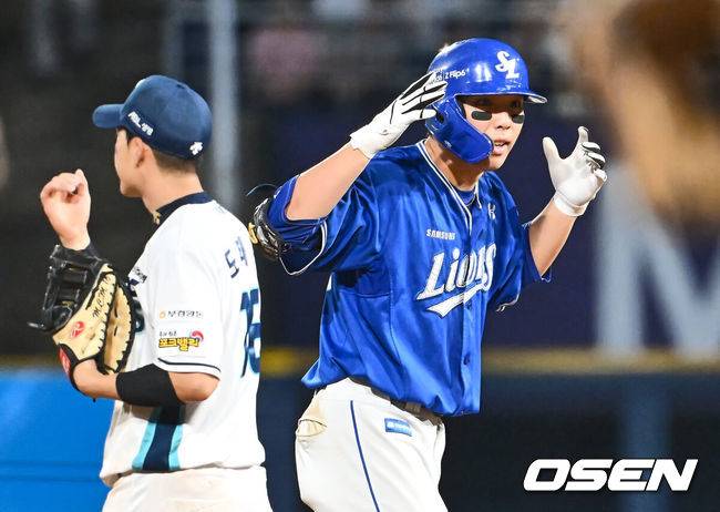 [OSEN=창원, 이석우 기자] 17일 창원NC파크에서 2024 신한 SOL 뱅크 KBO 리그 NC 다이노스와 삼성 라이온즈의 경기가 열렸다. 홈팀 NC는 신민혁이 선발 출전하고 방문팀 삼성 라이온즈는 이호성이 선발 출전했다. 삼성 라이온즈 김영웅이 8회초 2사 2루 우중간 동점 1타점 2루타를 치고 세리머니를 하고 있다. 2024.08.17 / foto0307@osen.co.kr