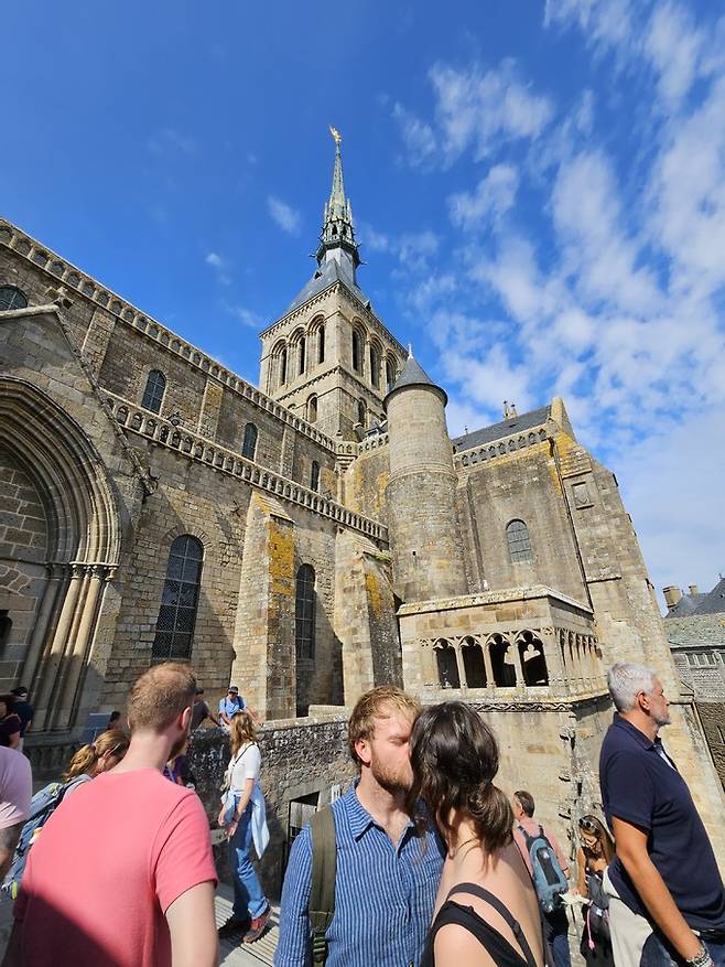 남측현관 소골티에.