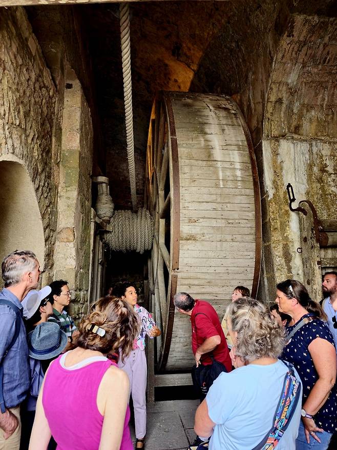 물자 운반 대형 도르래.