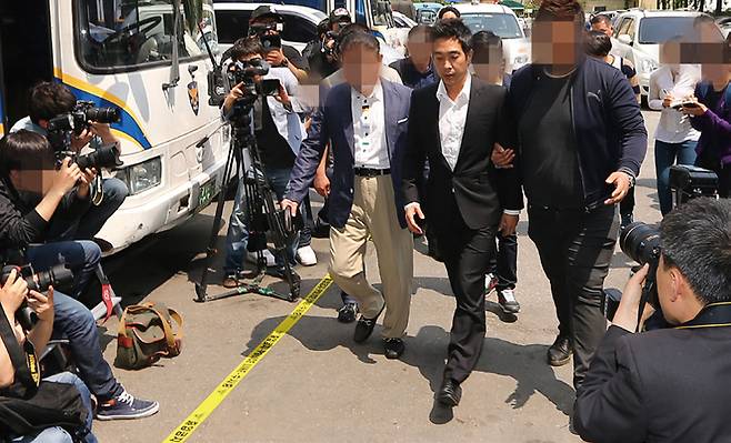 미성년자 성폭행 혐의를 받고 있는 고영욱이 경찰 조사를 위해 2012년 5월15일 서울 용산경찰서로 들어서고 있다. ⓒ연합뉴스