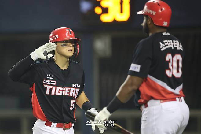 KIA 김도영이 17일 잠실 LG전에서 6회초 만루홈런을 친 뒤 세리머니 하고 있다. KIA 타이거즈 제공