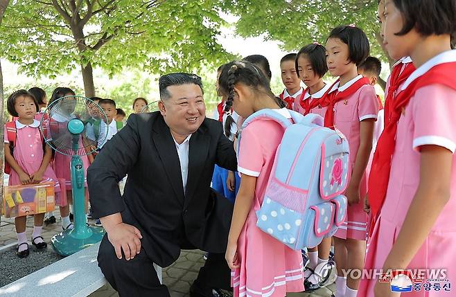 북한 김정은, 수해지역 학생들 교육준비정형 요해 (평양 조선중앙통신=연합뉴스) 김정은 북한 국무위원장이 지난 16일 평양 4.25여관을 찾아 수해지역 학생들을 위한 교육준비정형을 요해(파악)했다고 조선중앙통신이 17일 보도했다. 2024.8.17 
    [국내에서만 사용가능. 재배포 금지. For Use Only in the Republic of Korea. No Redistribution] nkphoto@yna.co.kr