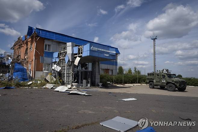 (수자 AP=연합뉴스) 16일(현지시간) 러시아 쿠르스크주 수자에서 한 우크라이나 병력 수송 장갑차가 가스계량소 옆을 지나가고 있다. 2024.8.16 photo@yna.co.kr