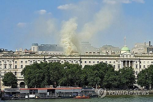 런던 서머싯 하우스 화재 (런던 AFP=연합뉴스) 17일(현지시간) 낮 영국 런던의 서머싯 하우스에서 원인을 알 수 없는 불이 났다. 2024.08.17.