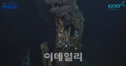심해무인장비에서 촬영한 해저열수광상(사진=KIOST)