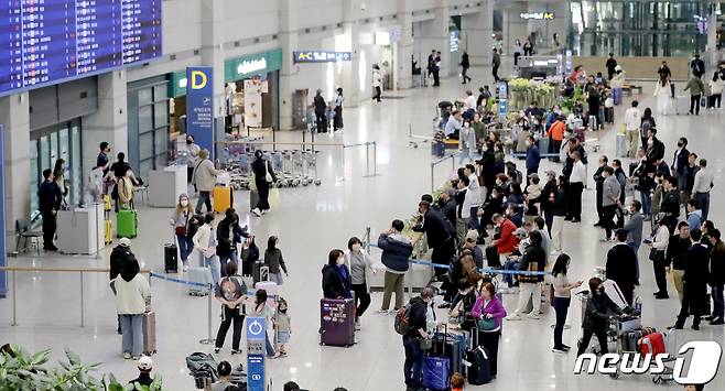 인천국제공항 입국장에 도착한 관광객들의 모습. 2023.3.29/뉴스1 ⓒ News1 장수영 기자