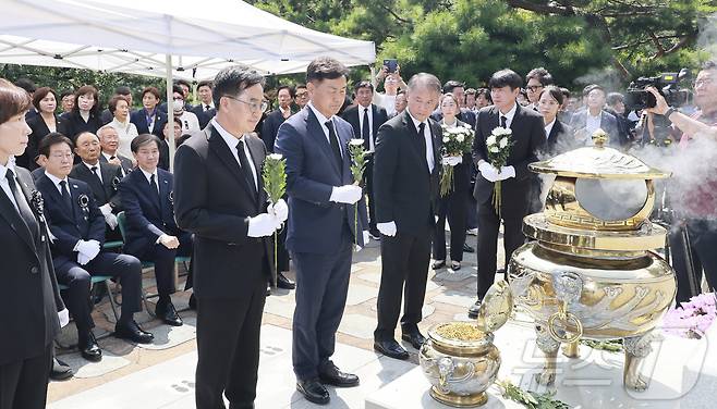 18일 김관영 전북자치도지사가 고 김대중 전 대통령 서거 15주기 추도식이 열린 국립서울현충원 묘소를 찾아 헌화하고 있다.2024.8.18(전북자치도 제공)/뉴스1