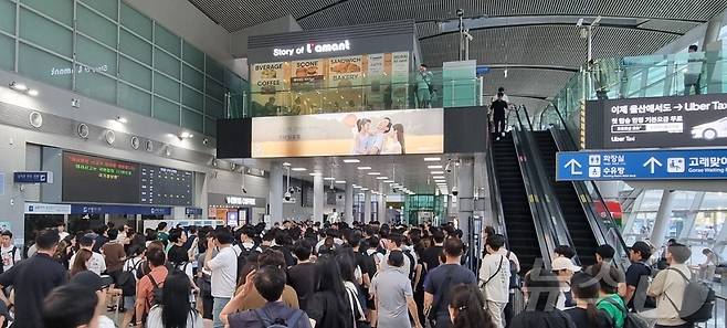 18일 오후 서울을 출발해 부산으로 향하던 KTX열차가 경북 경산시 진량읍 현내리 철도에서 궤도 이탈을 했다. 울산역에 있던 철도 이용객들은 코레일 측에 항의하고 있다.(독자 제공)