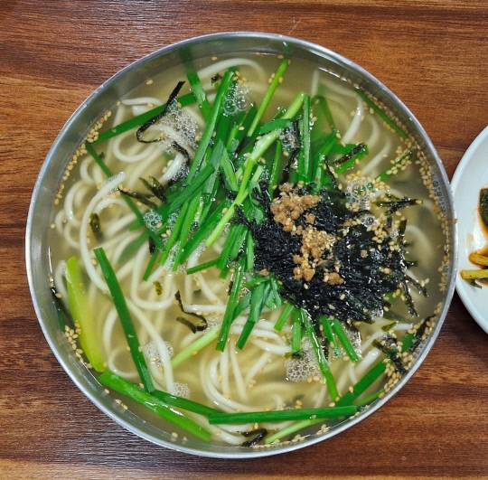 대선칼국수의 칼국수는 멸치, 다시마, 바지락 국물에 고명은 김가루와 다진고기, 부추가 올라온다. 사진=김재근 선임기자